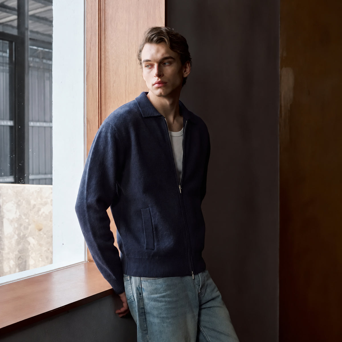 Men's 18-Gauge Fine-Knit Wool Zip Cardigan in navy - worn